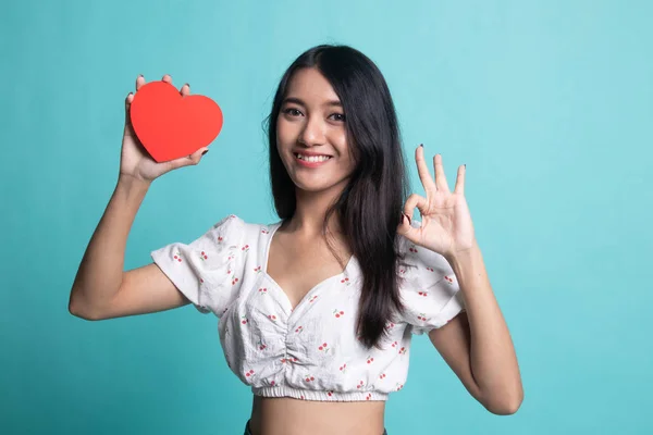 Asiatico donna spettacolo OK con rosso cuore . — Foto Stock