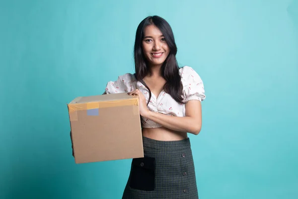 Dodávka, stěhování a vybalování. mladá asijská žena držení c — Stock fotografie