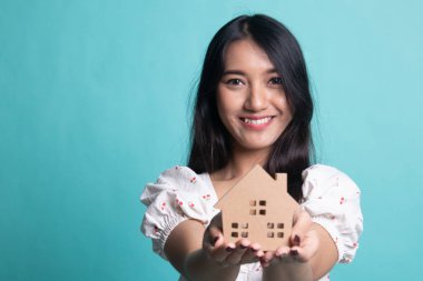 Ev modeliyle mutlu Asyalı kadın..