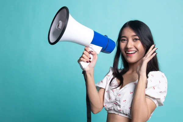 Mooie Jonge Aziatische Vrouw Kondigen Met Megafoon — Stockfoto