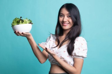 Salata sağlıklı Asyalı kadın.