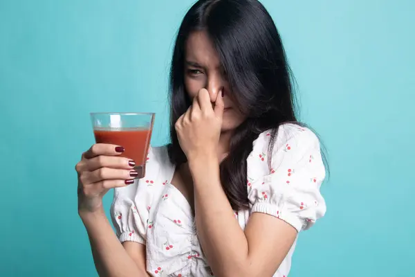 Joven mujer asiática odia el jugo de tomate . —  Fotos de Stock