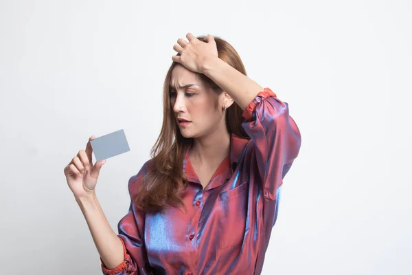 Joven mujer asiática dolor de cabeza con una tarjeta en blanco . —  Fotos de Stock