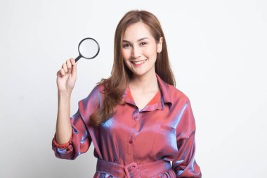 Bir büyüteç ile genç Asyalı kadın.