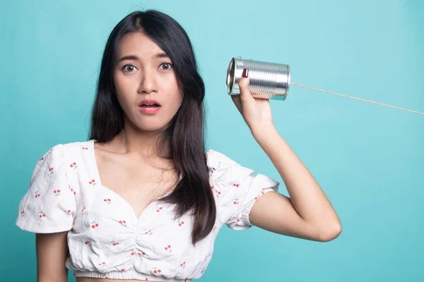 Meglepett fiatal ázsiai nő, konzervdoboz telefon . — Stock Fotó
