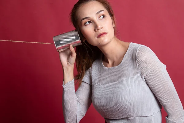 Ung asiatisk kvinna med plåtburk-telefon. — Stockfoto