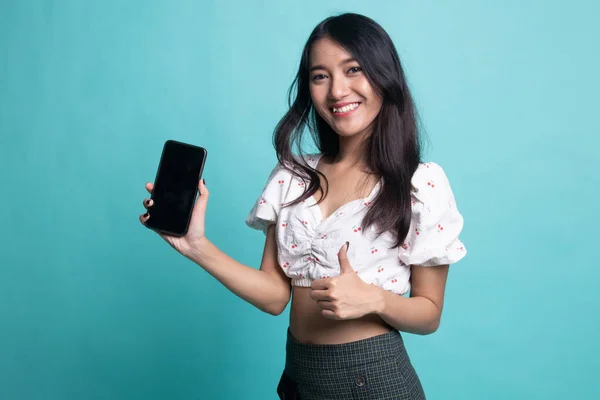 Ung asiatisk kvinna visar tummen upp med mobiltelefon . — Stockfoto