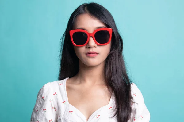 Retrato Una Hermosa Joven Asiática Gafas Sol Rojas Sobre Fondo — Foto de Stock