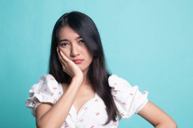 Genç Asyalı kadının diş ağrısı var.