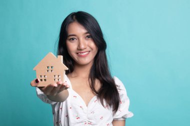 Ev modeliyle mutlu Asyalı kadın..