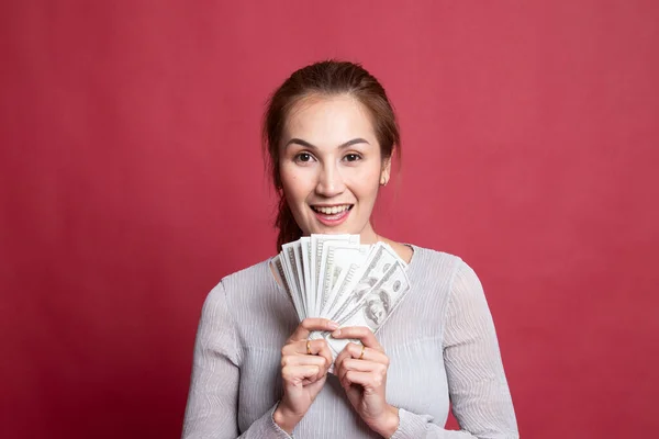 Retrato de una joven asiática mostrando un montón de billetes de dinero —  Fotos de Stock