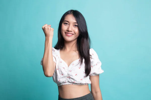 Framgångsrik ung asiatisk kvinna håll näve upp. — Stockfoto
