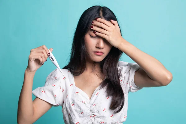 Joven mujer asiática enfermó y gripe . — Foto de Stock