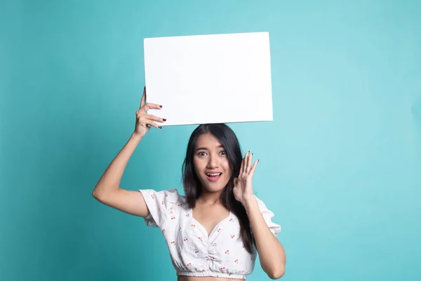 Mladá Asijská Žena Překvapení Bílým Prázdný Znak — Stock fotografie