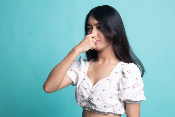 Young Asian Woman Thumbs Blank Card Cyan Color Background — Stock Photo, Image