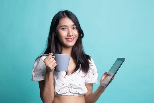 Jeune Femme Asiatique Avec Une Tablette Informatique Café Sur Fond — Photo