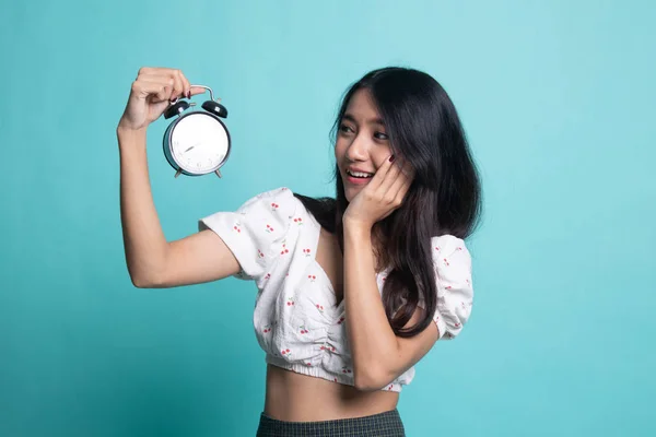 Joven asiática mujer es estresado con un reloj . — Foto de Stock