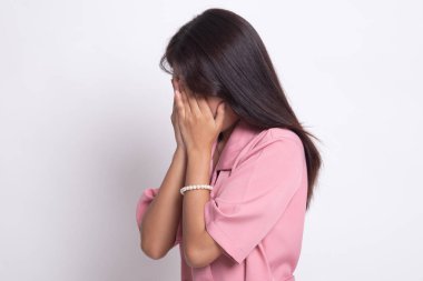 Üzgün genç Asyalı kadın avuç içi ağlar.