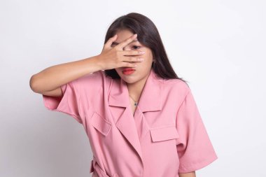 Güzel genç Asyalı kadın parmaklarının arasından dikizliyor..