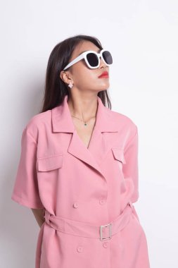 Güneş gözlüklü güzel bir Asyalı kızın portresi..