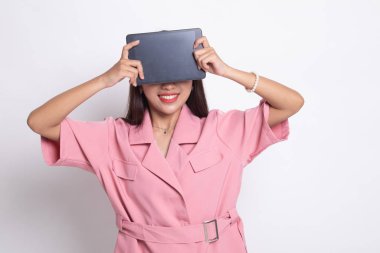 Onun yüzüne bir bilgisayar tablet ile genç Asyalı kadın.