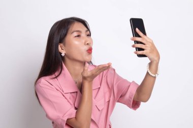 Cep telefonlu genç Asyalı kadın..