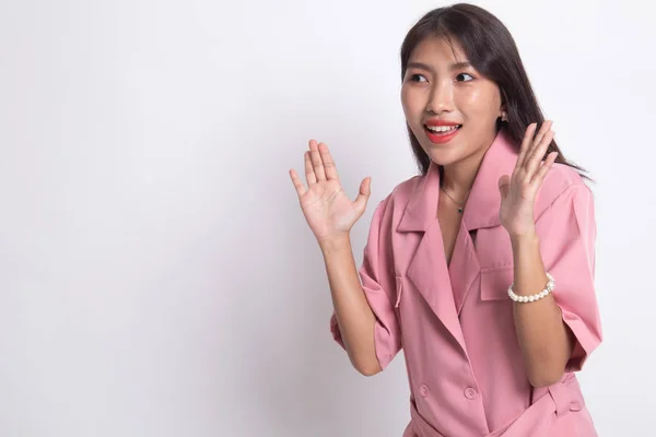 Joven asiática mujer es sorprendido y sonrisa . —  Fotos de Stock