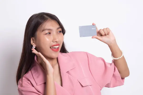 Młoda kobieta azjatyckich zadowolony z pustą kartę. — Zdjęcie stockowe