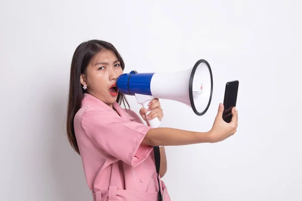 Arrabbiato giovane donna asiatica gridare con megafono al telefono cellulare . — Foto Stock