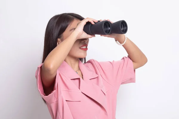 Joven mujer asiática con prismáticos . —  Fotos de Stock