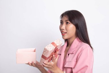 Genç Asyalı kadın açık bir hediye kutusu.