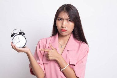 Bir saat noktasına kızgın genç Asyalı kadın.