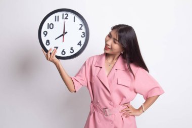 Saati olan genç Asyalı kadın..