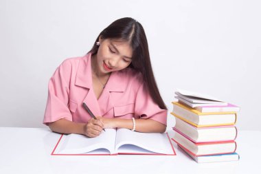 Genç Asyalı kadın kitapları tablo ile bir kitap okumak.