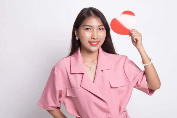 Mujer asiática con corazón rojo . —  Fotos de Stock