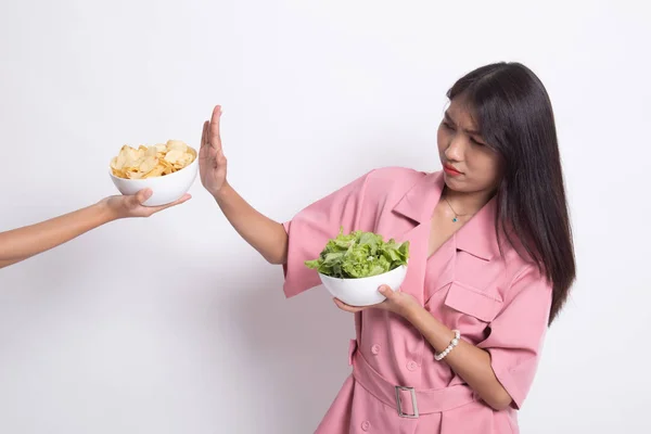 Joven asiática mujer con ensalada decir no a patatas fritas . —  Fotos de Stock