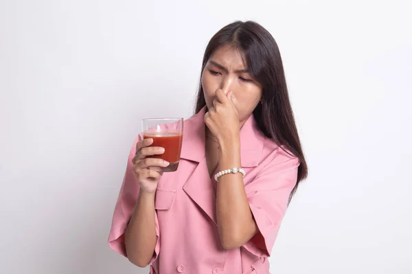 Joven mujer asiática odia el jugo de tomate . —  Fotos de Stock