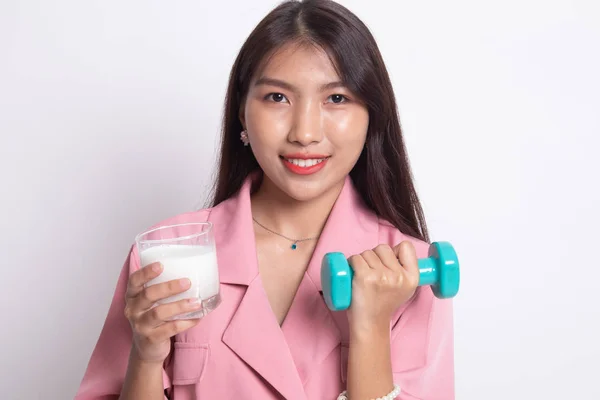 우유와 아령의 잔을 마시는 건강 한 아시아 여자. — 스톡 사진
