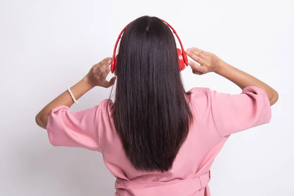 Bonita chica asiática escuchando música con sus auriculares . —  Fotos de Stock