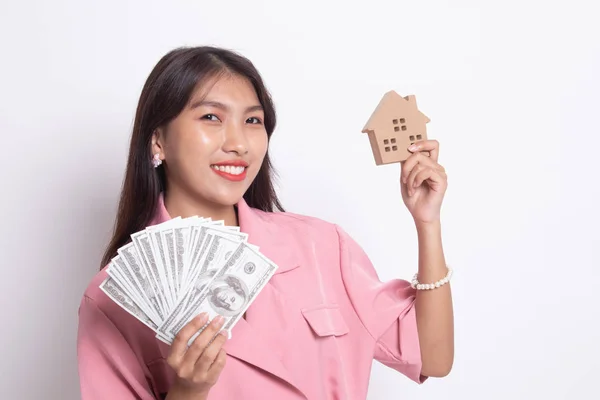 Feliz jovem asiático mulher com casa modelo e monte de dinheiro banco — Fotografia de Stock