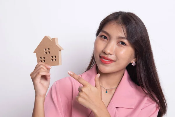 집안 모델 이 있는 행복 한 젊은 아시아 여자. — 스톡 사진