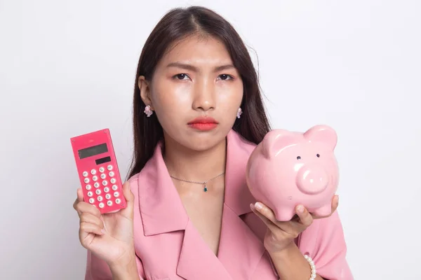 Mulher asiática infeliz com calculadora e mealheiro . — Fotografia de Stock