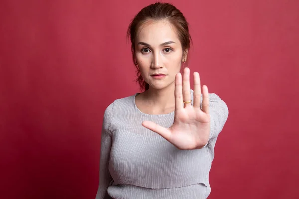 Retrato de una mujer asiática mostrando stop gesture . —  Fotos de Stock