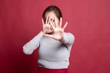 Genç Asyalı kadın yüzünü gizlemek.