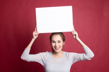 Beyaz boş işareti ile genç Asyalı kadın.