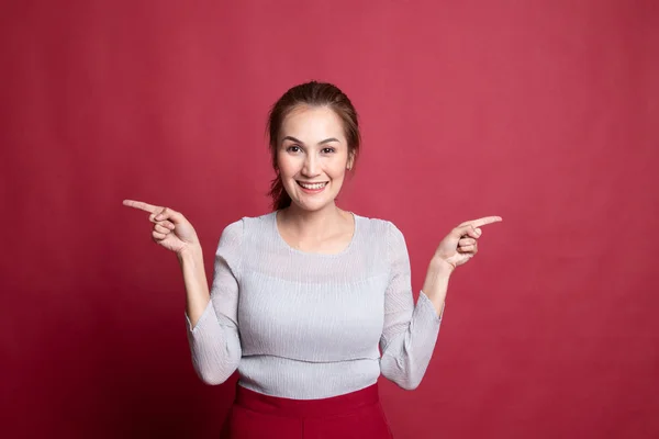 Jonge Aziatische vrouw punt naar links en rechts. — Stockfoto