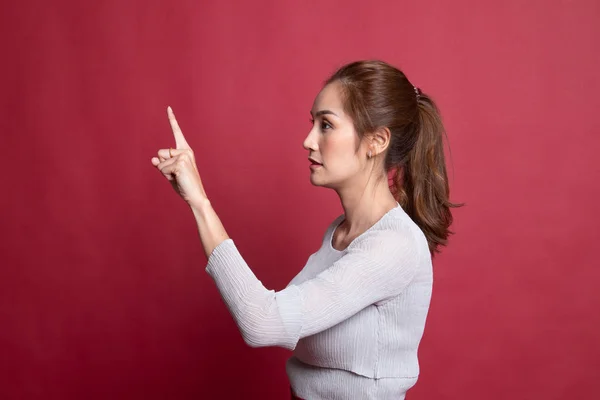 Mujer asiática tocando la pantalla con el dedo . —  Fotos de Stock