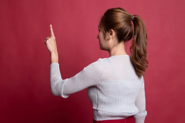 Parte posterior de la mujer asiática tocando la pantalla con su dedo . —  Fotos de Stock