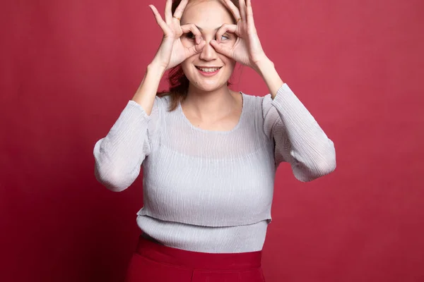 Mujer asiática hacer divertido doble OK signo como gafas . —  Fotos de Stock