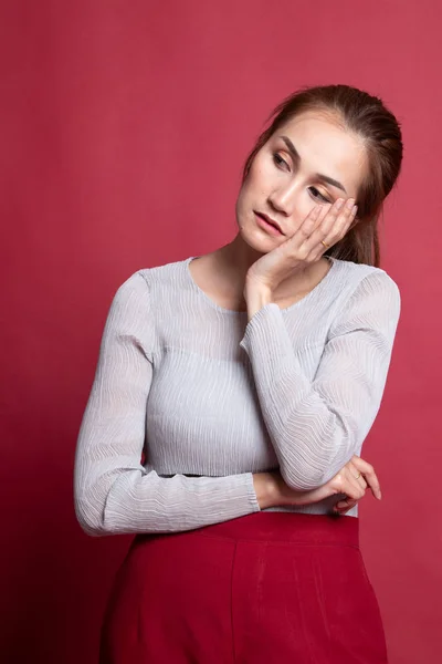 Hermosa joven asiática mujer llegar aburrido . —  Fotos de Stock